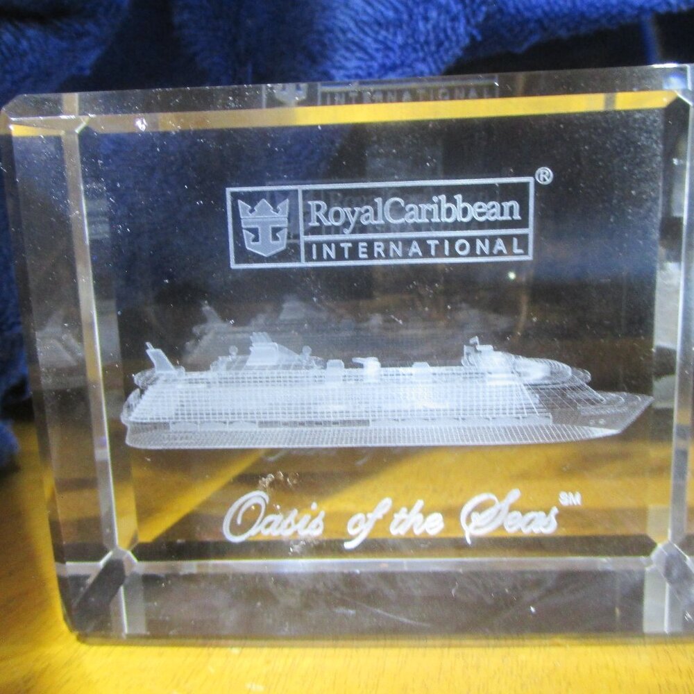Royal Caribbean Oasis of the Seas 3D Laser Etched Crystal Paperweight Souvenir